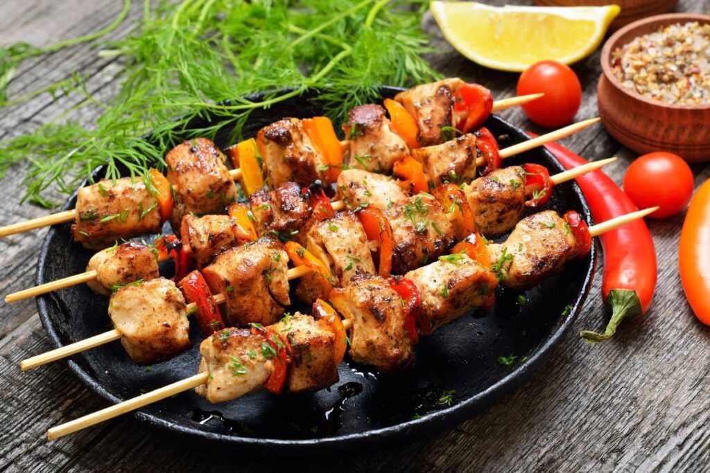 Este kebab de frango com legumes é uma opção saudável e deliciosa para qualquer ocasião.