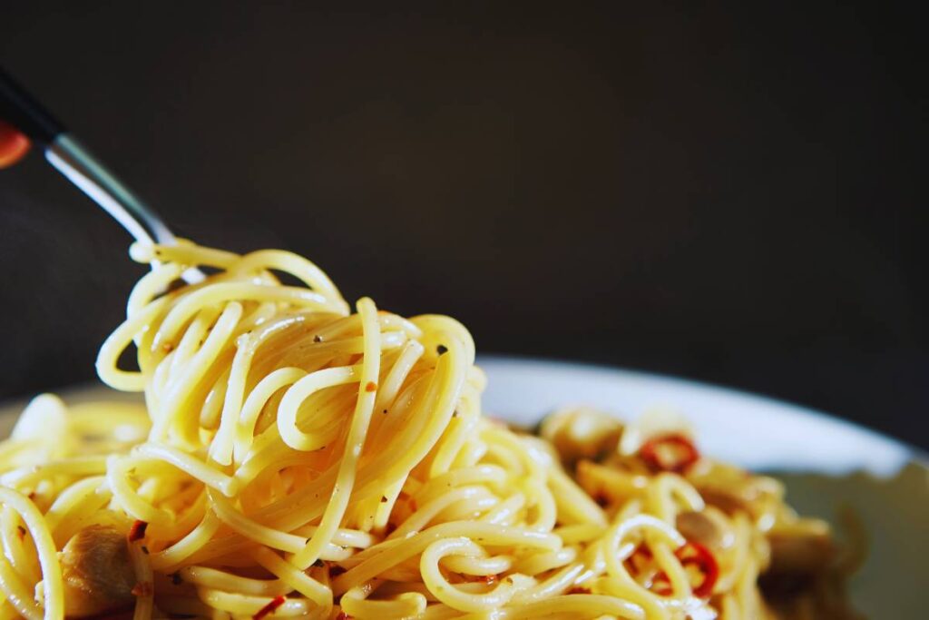 Esse macarrão ao alho e óleo é delicioso, você vai se surpreender com o sabor!