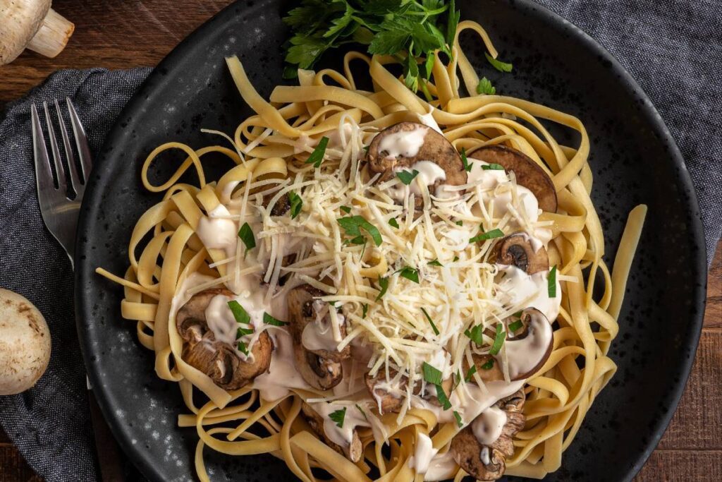 Esse macarrão com molho de cogumelos e parmesão, você prepara vapt-vupt! Surpreenda-se!