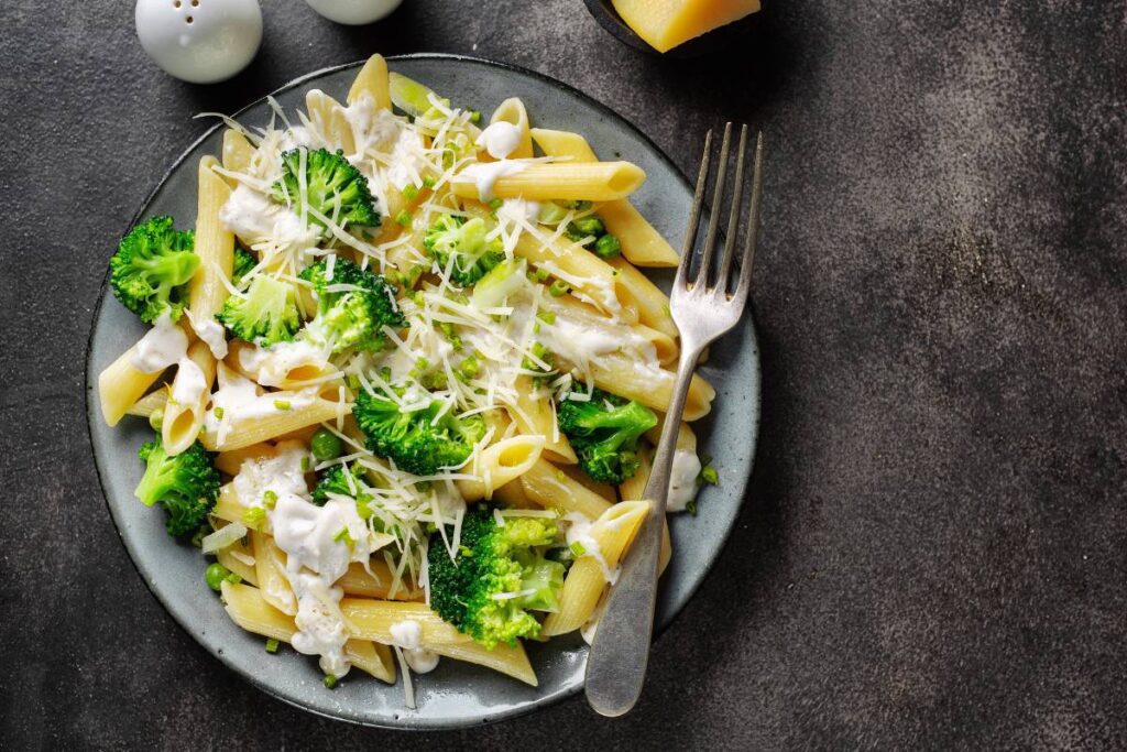 Este macarrão com queijo e brócolis cremoso é um prato muito saboroso e fácil de preparar! Prove!