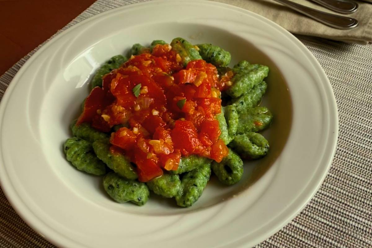 Delicioso! Nhoque de Espinafre com Molho de Tomate!