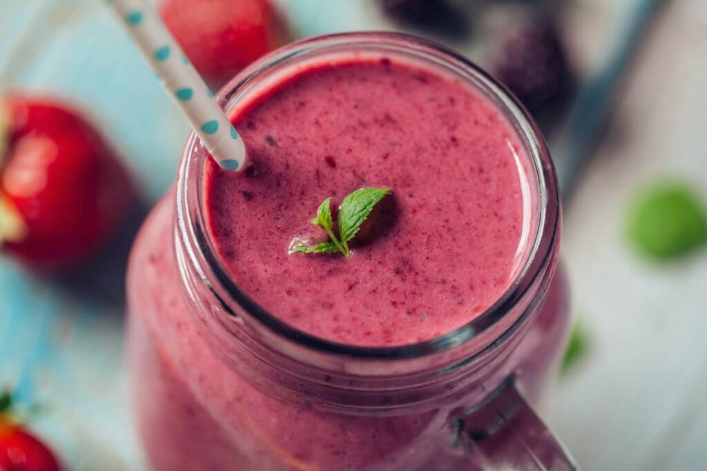 Este smoothie de proteína vermelha é a escolha perfeita para quem quer começar o dia com uma dose extra de nutrientes e sabor.