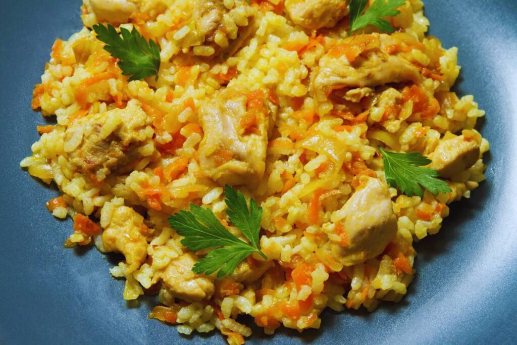 Este curry de frango com arroz integral é uma opção saudável e saborosa para fazer ainda hoje.