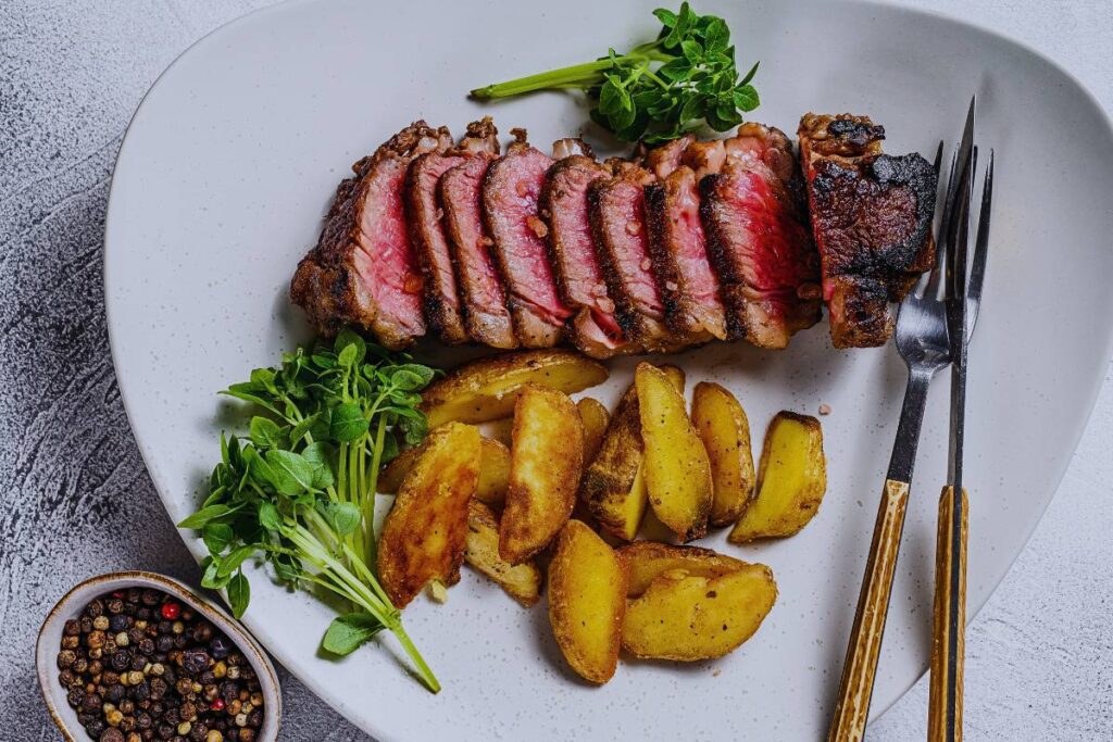 Combinando a suculência do contrafilé com a crocância das batatas rústicas, essa receita é perfeita para um jantar especial!