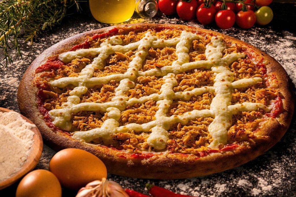Saborosa e muito fácil de fazer, você vai se apaixonar por esta deliciosa pizza de frango com catupiry.