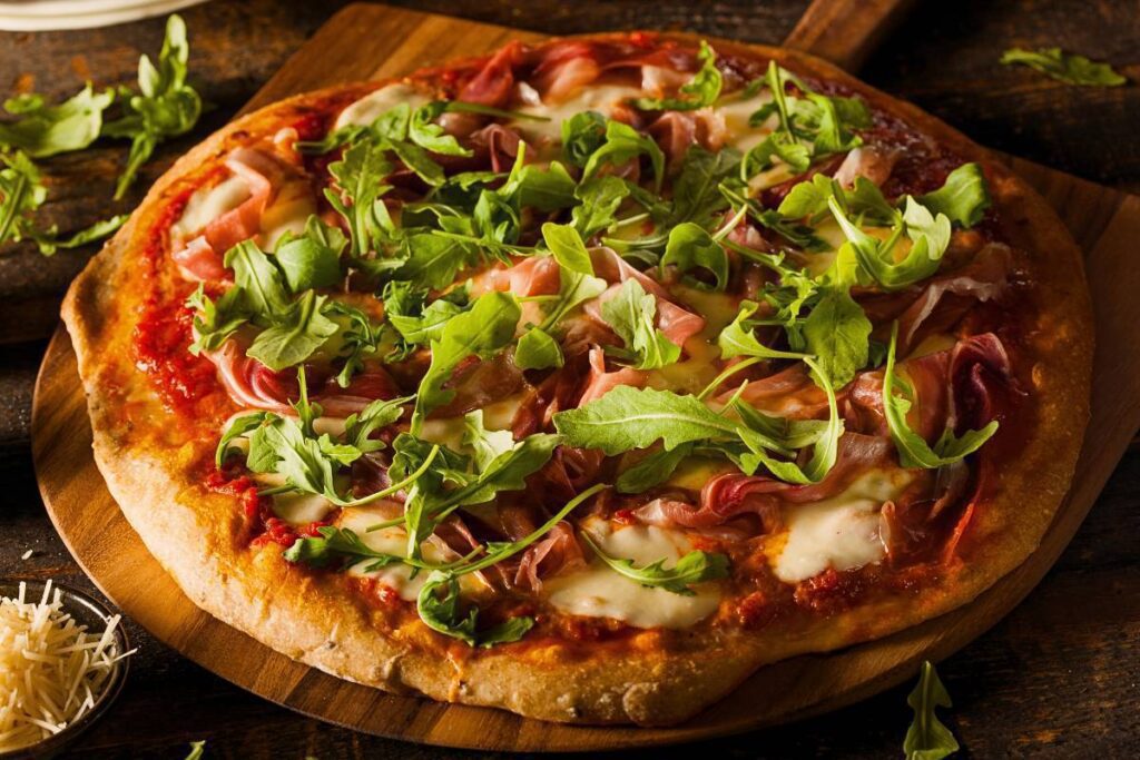 Noite boa é a noite que tem Pizza! Faça agora uma pizza de rúcula com tomate seco, delícia!