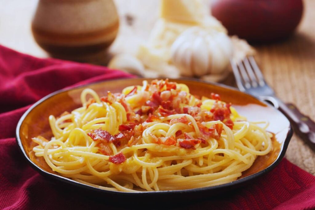 Este spaghetti carbonara com bacon, ficou delicioso! Veja como é fácil prepará-lo!