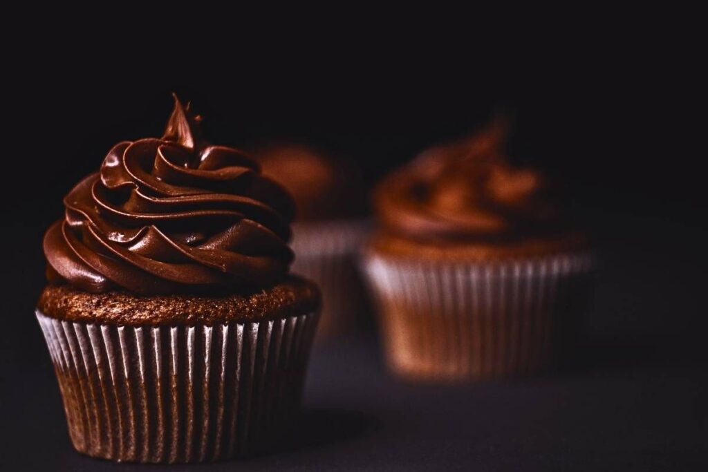 Nada melhor que um cupcake com brigadeiro e ganache de alpino, para começar bem o dia! Já faz o café e saboreie.