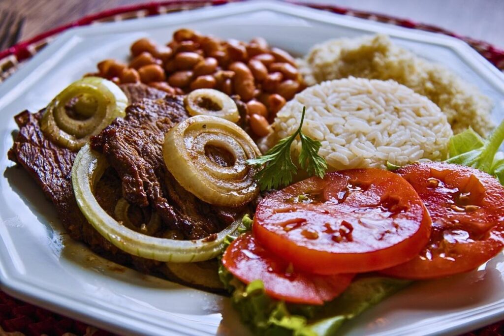 Esta receita de Arroz, Feijão, Angu e Contra Filé Acebolado é o que você precisa para o almoço. Veja aqui!