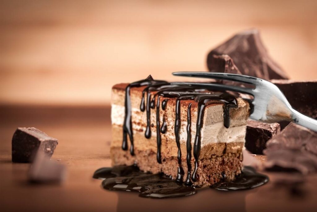 Aprenda a fazer uma sobremesa irresistível com sorvete de mascarpone, e uma generosa calda de chocolate! Delícia!