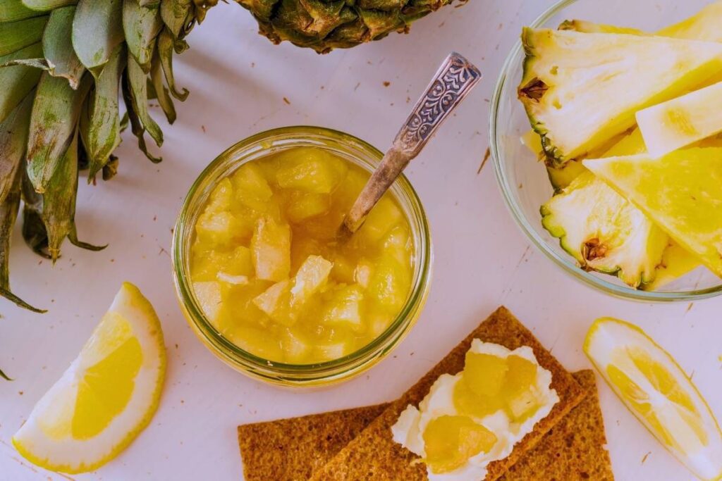 Descubra como preparar um doce delicioso que combina o sabor do abacaxi com a exótica carambola.