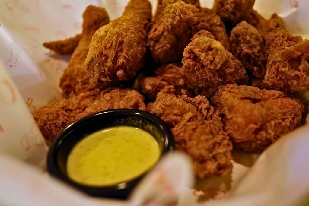 Uma combinação incrível de sabores, prove agora o frango frito com molho de mostarda dijon! Você vai amar.