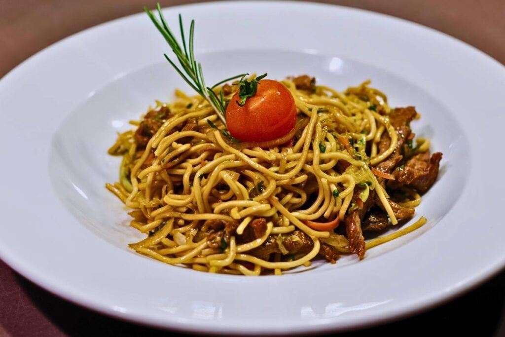 Espaguete com Ragu de Língua Bovina, uma receita sofisticada de fácil preparo.