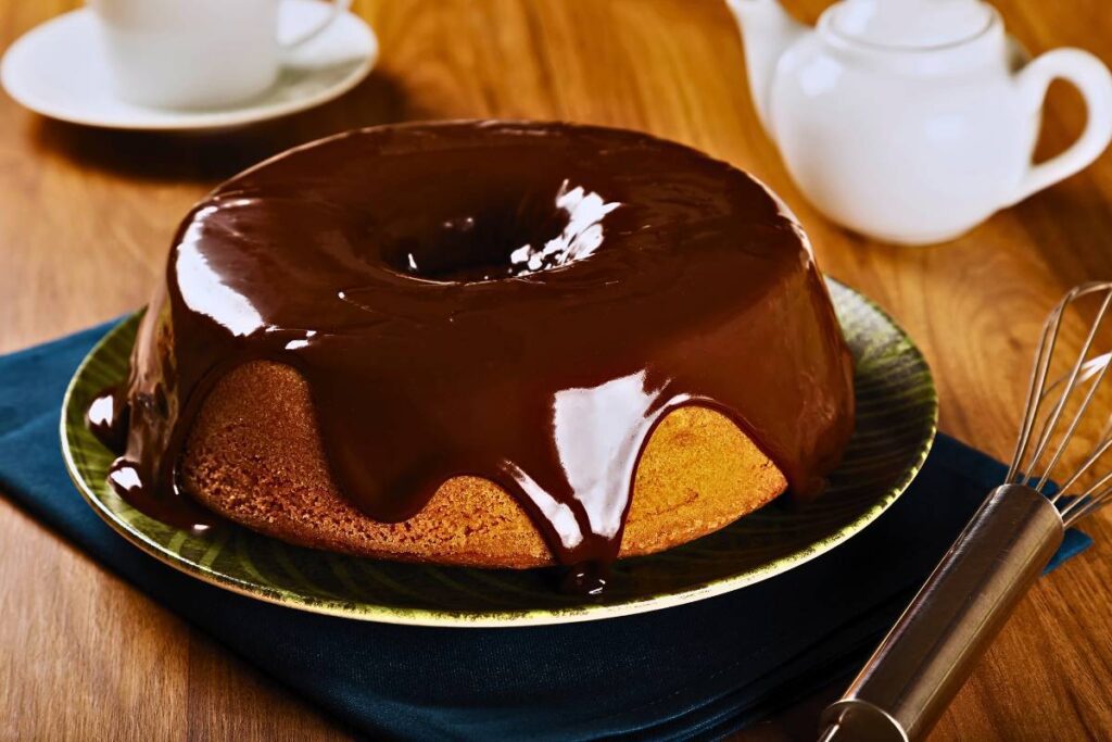 Prepare esse delicioso bolo no liquidificador! Faça hoje um delicioso bolo de cenoura úmido e fofo, confira!