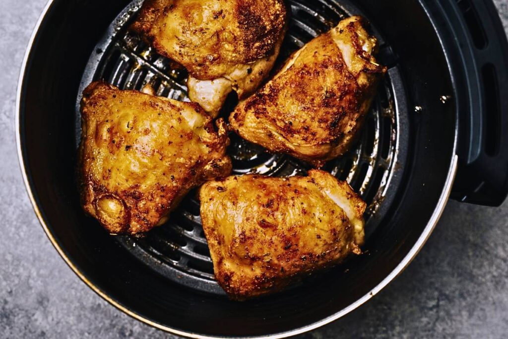 Esta receita de frango frito na air fryer é uma opção saudável e super crocante para um jantar rápido durante a semana.