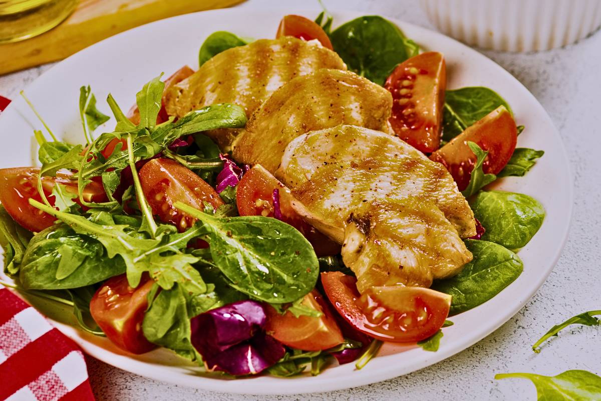 Faça hoje: Peito de Frango Grelhado com Salada de Vegetais!