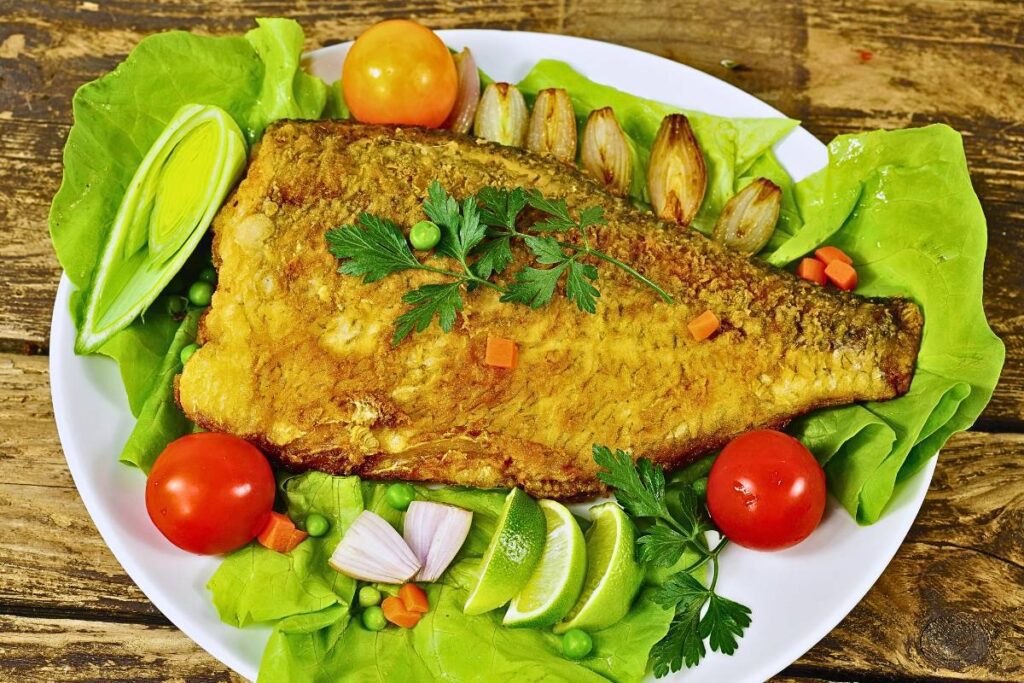 Este prato de peixe assado com salada de vegetais é uma opção saborosa para fazer hoje.