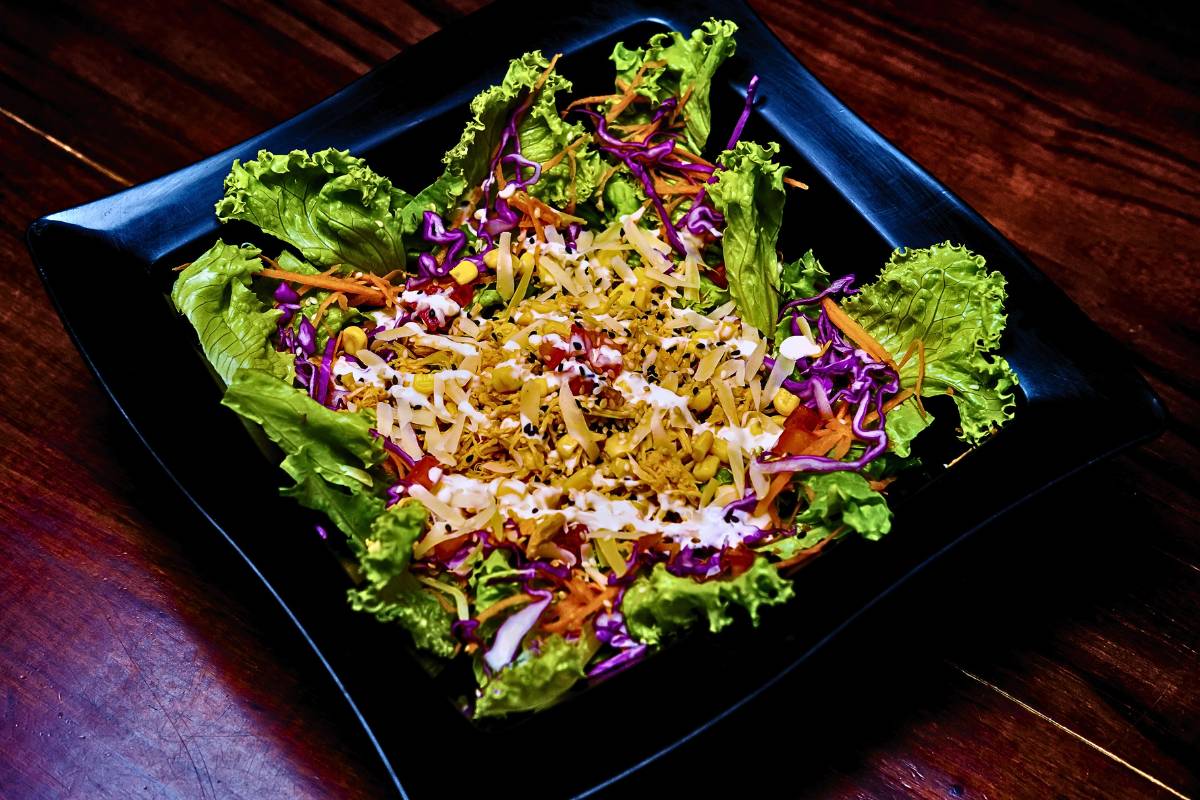 Saborosa Salada de Frango com Legumes Grelhados!