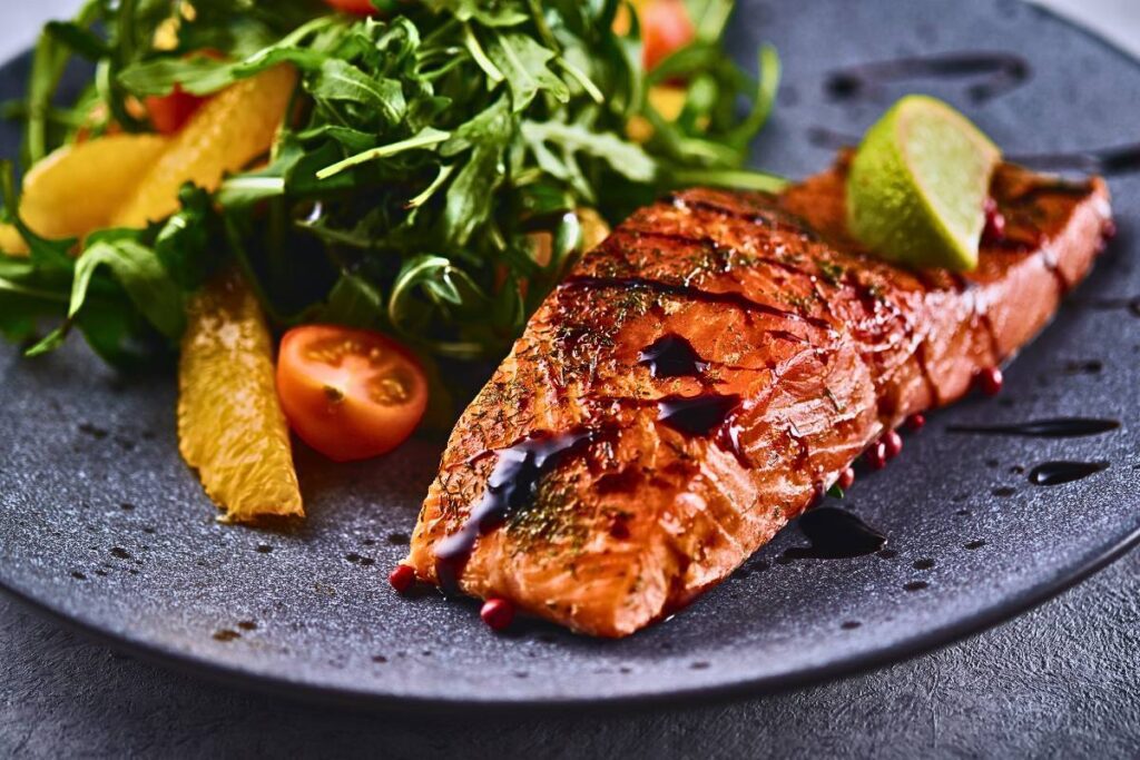 Esta salada de rúcula com salmão defumado é uma opção refrescante e saudável para um almoço rápido durante a semana.