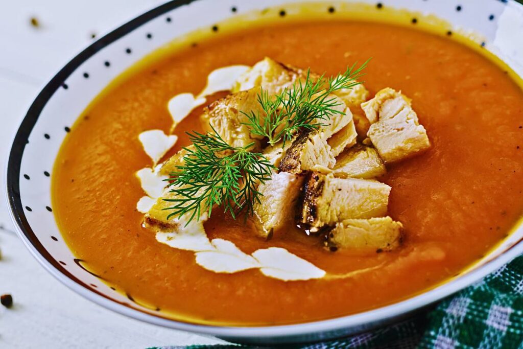 Em dias frios, nada melhor que uma sopa quentinha! Prepare hoje esta sopa cremosa de abóbora com frango!