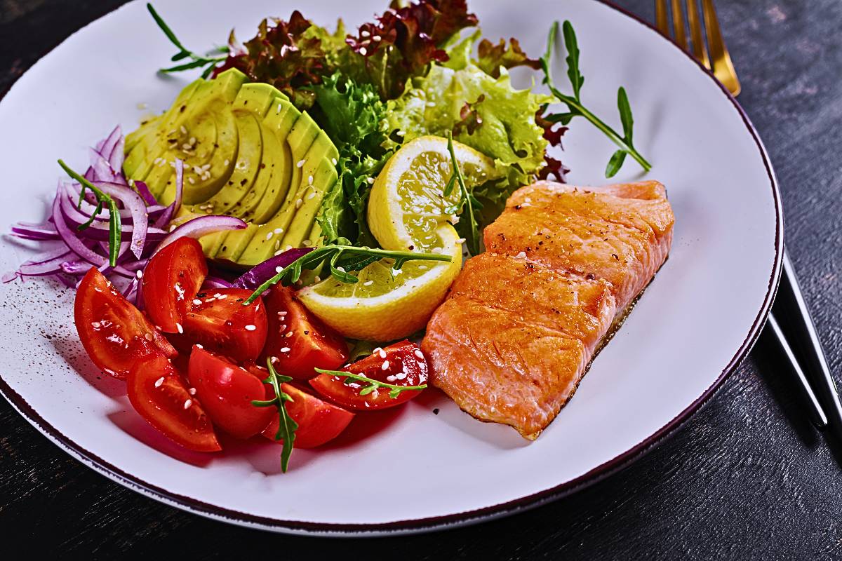 Fantástica! Salada de Salmão com Abacate e Tomate!