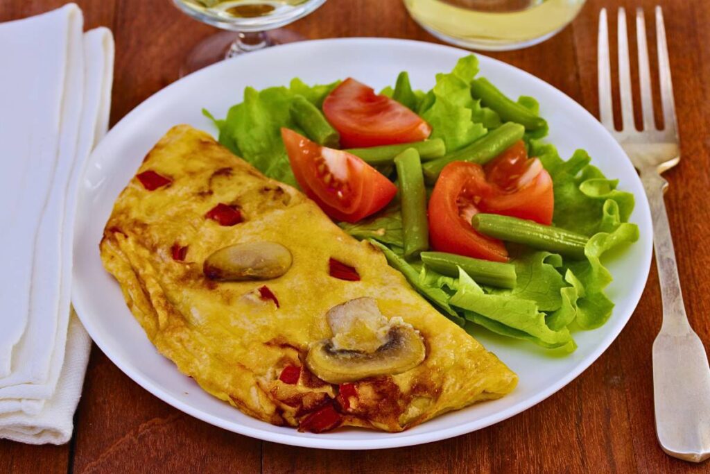 Este omelete de cogumelos com salada verde é uma opção saudável e saborosa para o seu almoço.