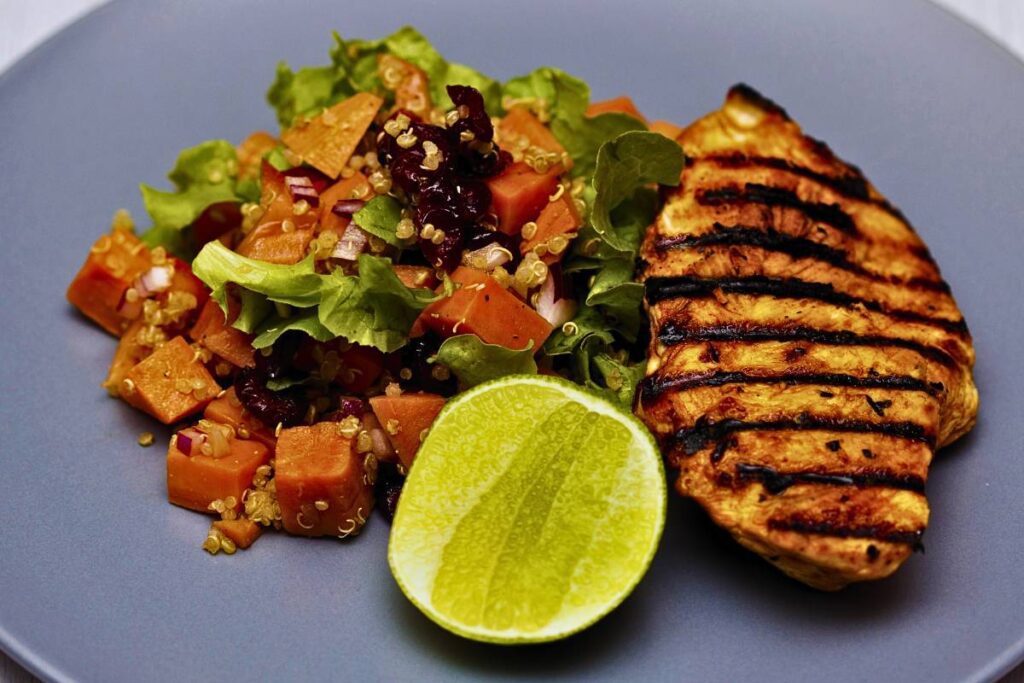 Este peixe grelhado com salada de quinoa é uma opção saudável e saborosa para um jantar rápido durante a semana.