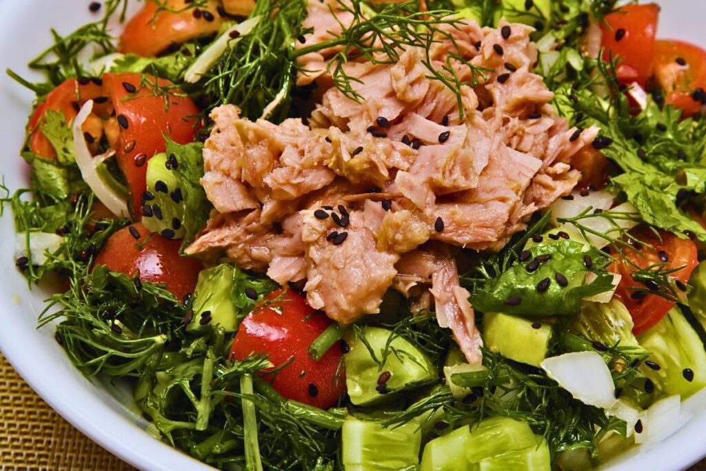 Esta salada refrescante de atum com alface e tomate é uma opção saborosa para o seu almoço.