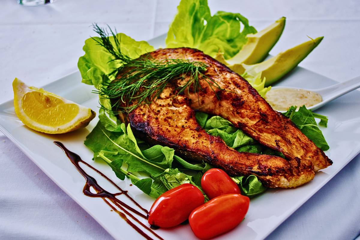 Salada Refrescante de Rúcula com Salmão e Abacate!