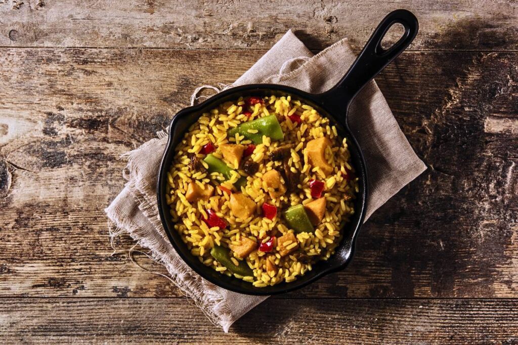 Experimente este nutritivo arroz integral com frango e legumes no vapor! Você vai adorar!