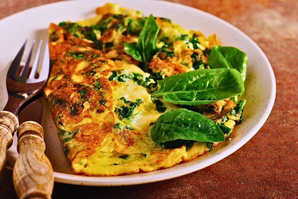 Este omelete de espinafre e queijo é uma opção saudável para fazer hoje!