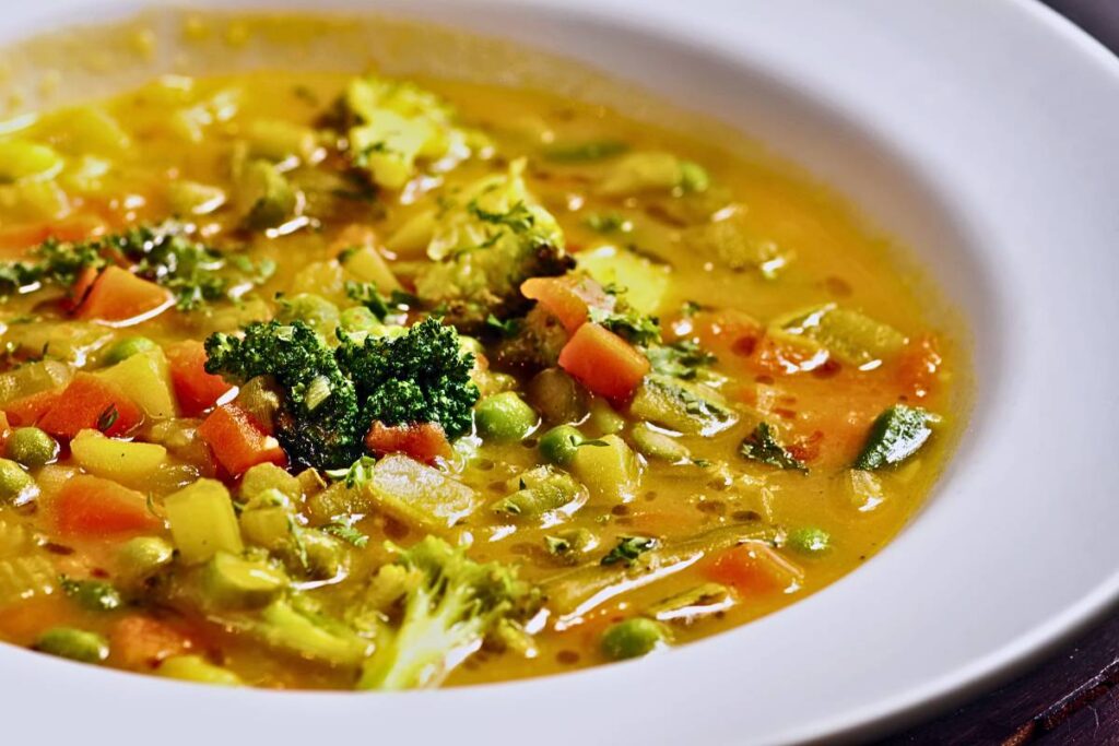 Esta sopa de legumes com frango é uma opção deliciosa para um jantar em dias frios.