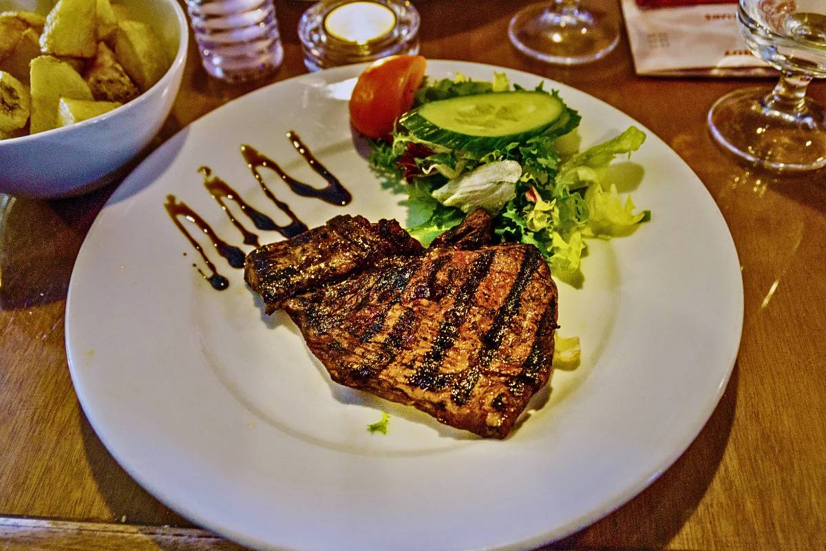 Bife Grelhado com Salada Verde! Veja como é fácil!