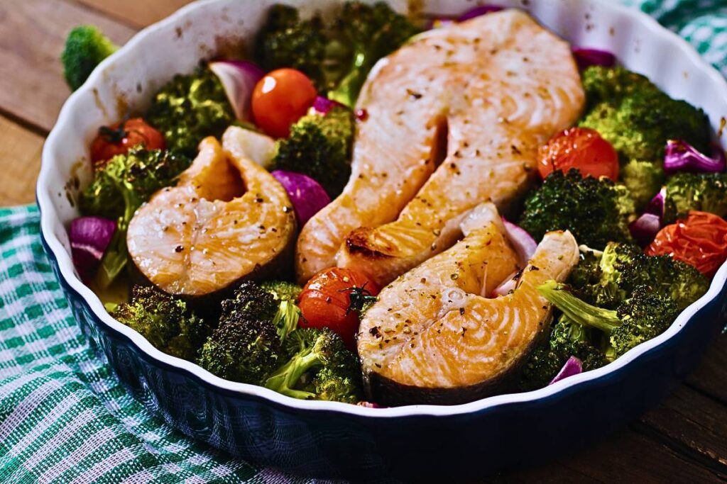 Este salmão assado com legumes no vapor é uma opção saudável e saborosa para um jantar rápido e nutritivo.