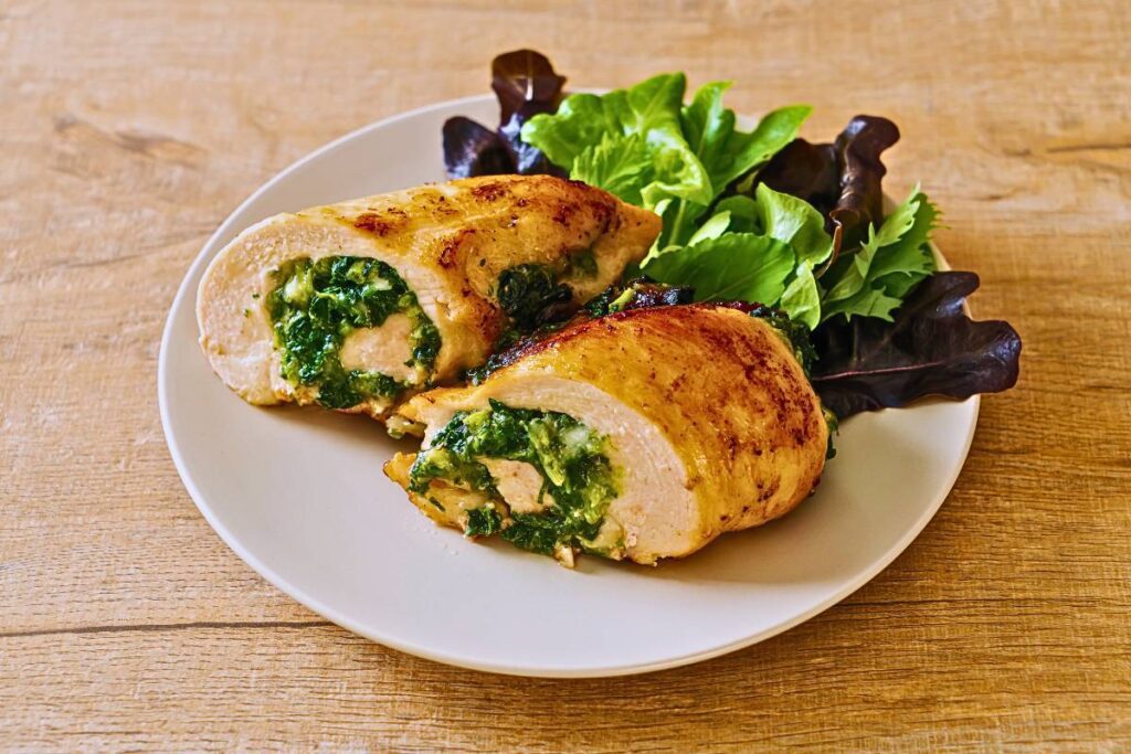 Este frango recheado com espinafre e queijo é uma escolha excepcional para uma refeição especial em casa