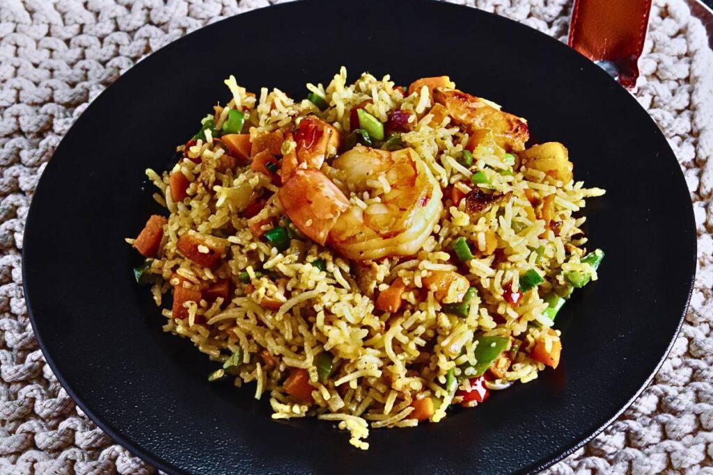 Este prato de arroz integral com frango e legumes é uma opção saudável e deliciosa para um jantar rápido durante a semana.