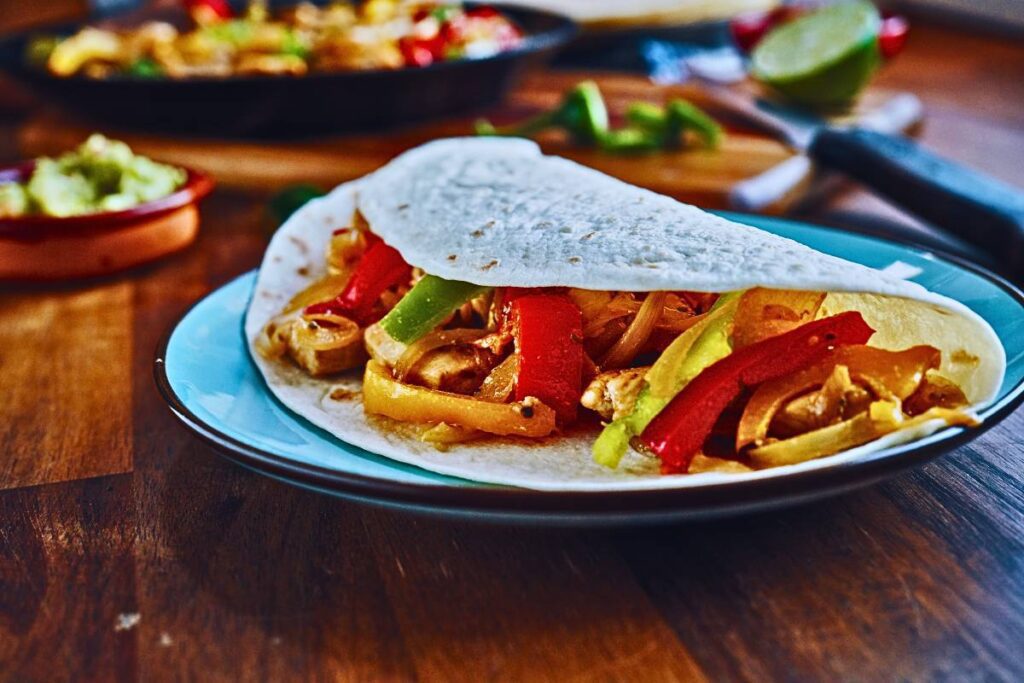 Antes de tudo, que tal experimentar uma explosão de sabores em sua próxima refeição? Prepare estas deliciosas fajitas de frango com pimentão e cebola!