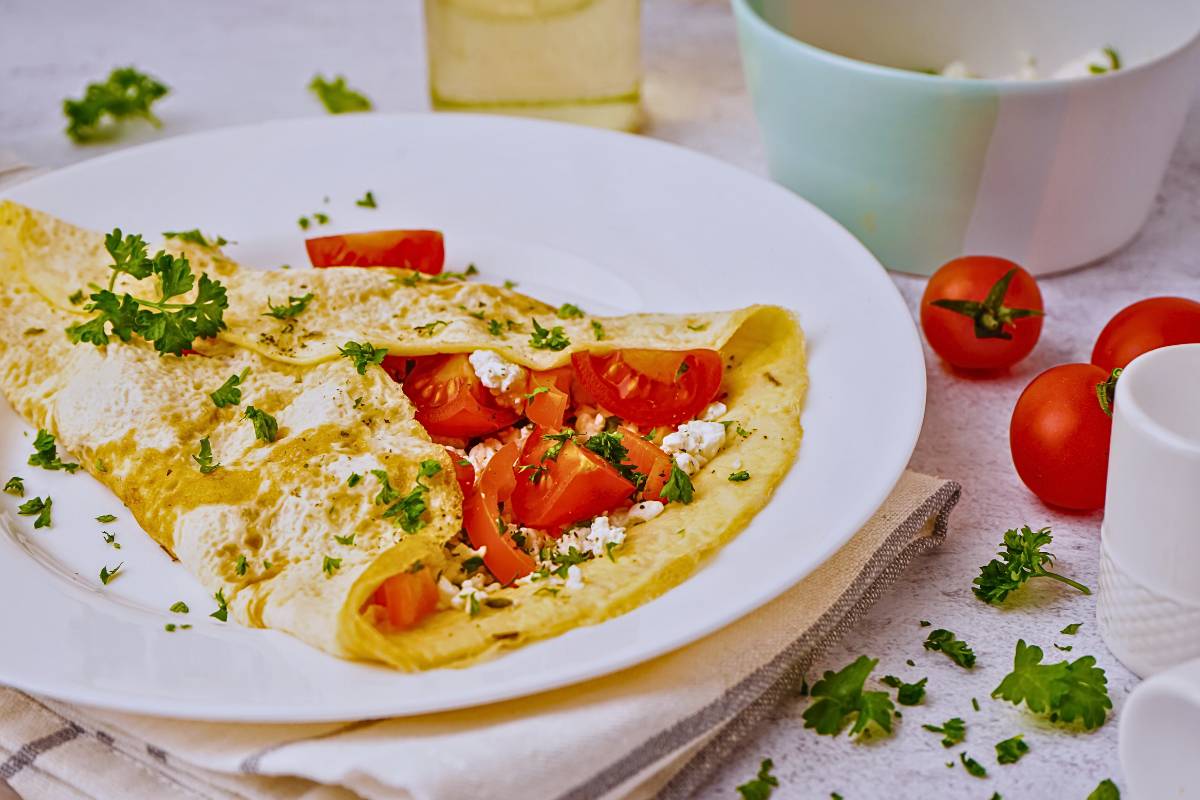 Omelete com Queijo Cottage e Tomate