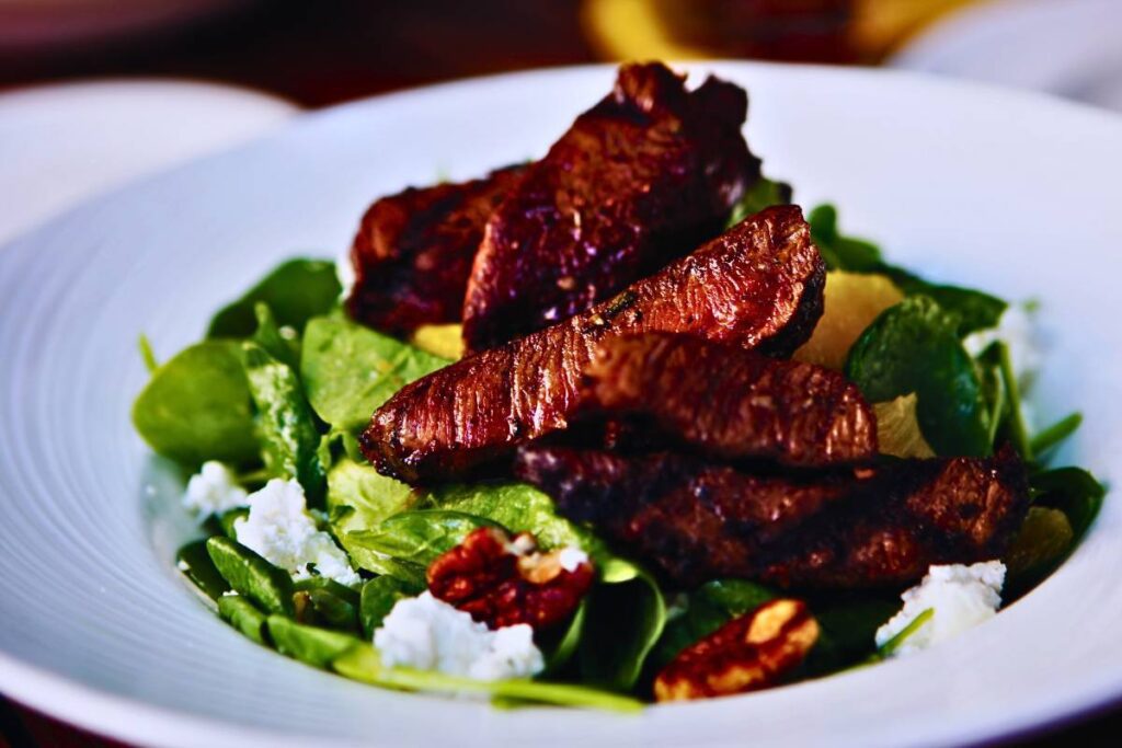 Antes de tudo, que tal criar um prato saboroso e saudável? Este bife com salada de espinafre e nozes é uma opção deliciosa e fácil de preparar.