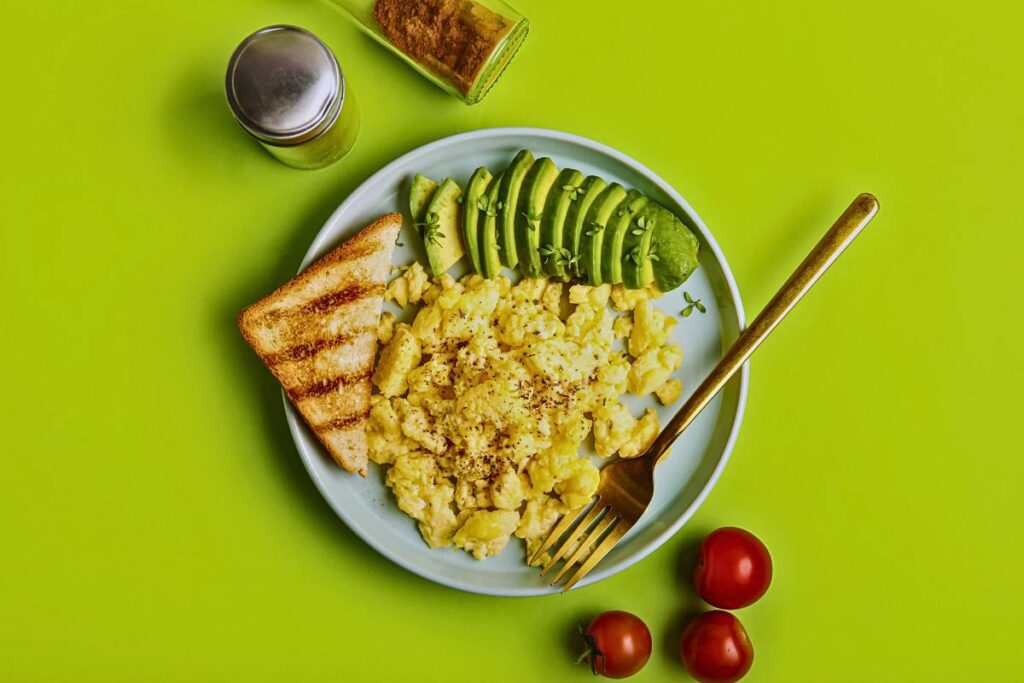 Estes ovos mexidos com abacate e tomate são uma opção nutritiva e fácil de preparar!