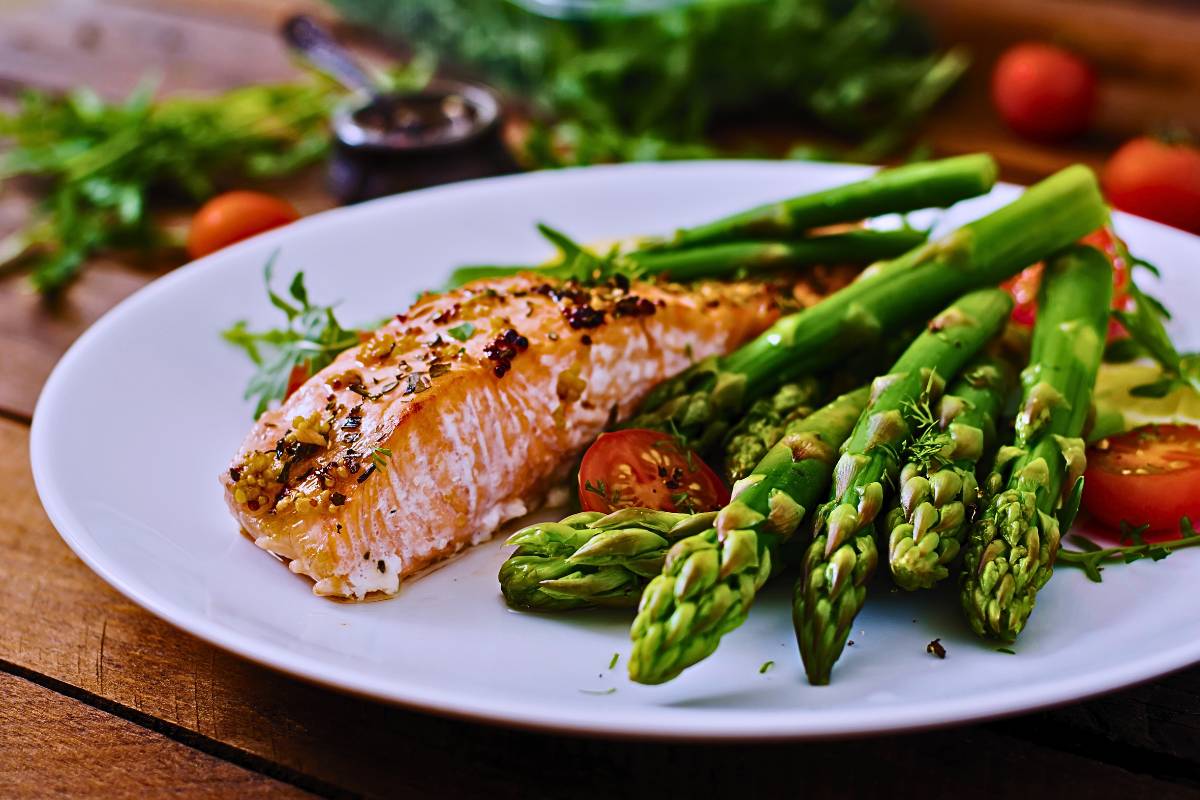 Salmão Assado com Aspargos e Molho de Limão! Delicioso!