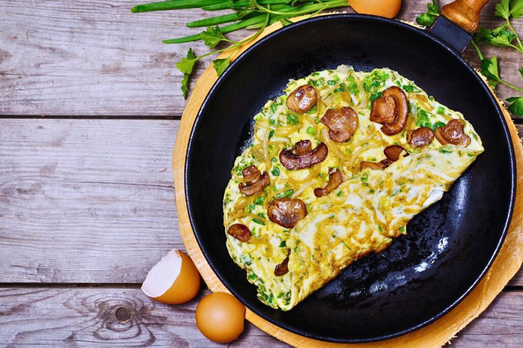 Esta omelete com cogumelos e cebola é uma opção deliciosa e nutritiva que vai satisfazer seu paladar e lhe proporcionar energia.