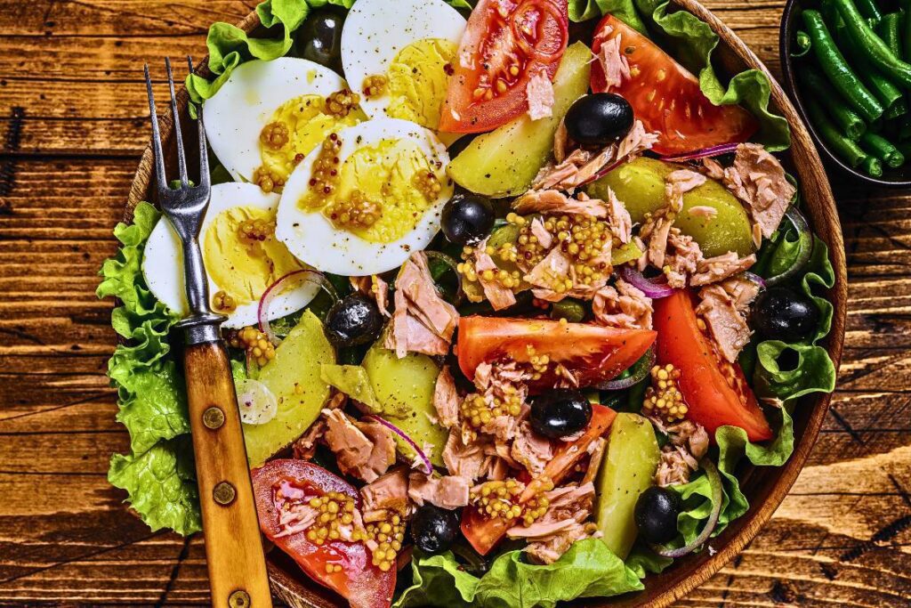 Antes de tudo, que tal preparar uma salada de atum recheada de sabor? Esta salada com ovos cozidos e azeitonas é uma opção deliciosa!