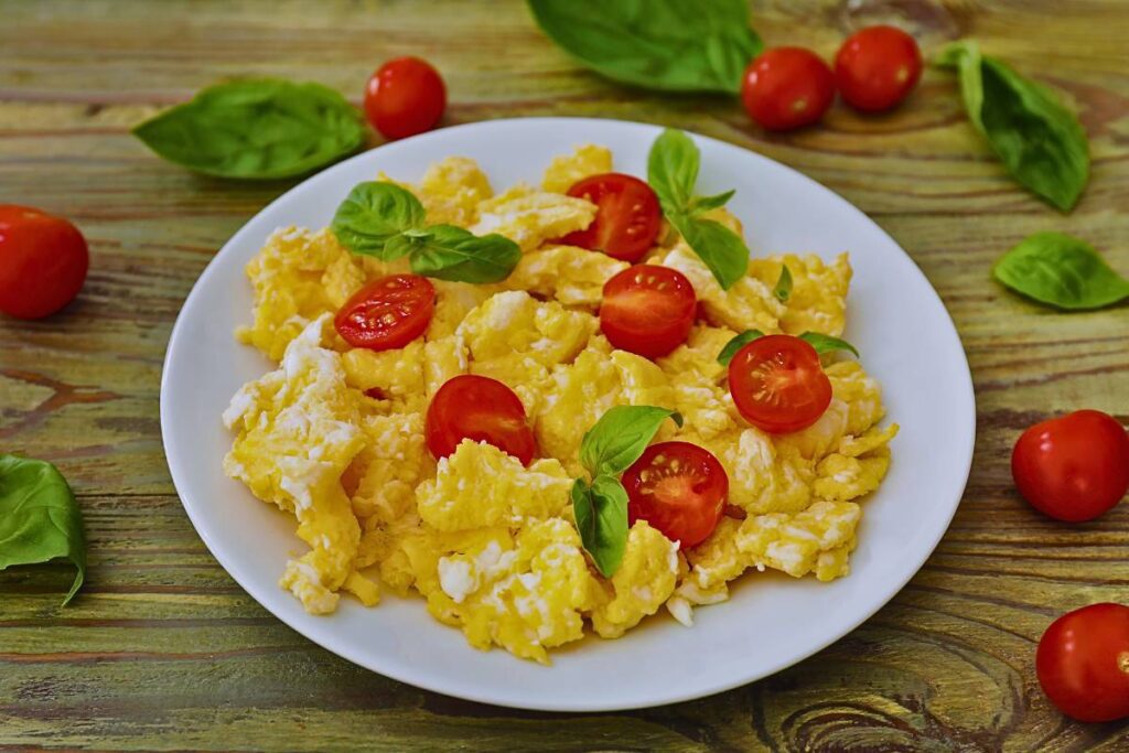 Estes ovos mexidos com queijo e tomate são uma opção incrível! Combinação da cremosidade dos ovos com a acidez do tomate e o sabor do queijo. Simplesmente irresistível!