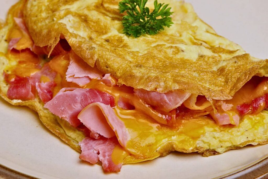 Essa omelete com presunto e queijo é muito gostosa e fácil de fazer! Prepare agora mesmo!