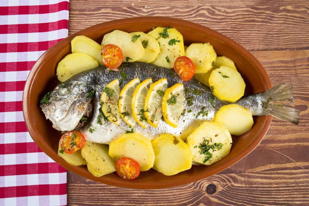 Este prato de peixe assado com batata-doce e legumes é uma opção saudável e deliciosa para um jantar rápido durante a semana.