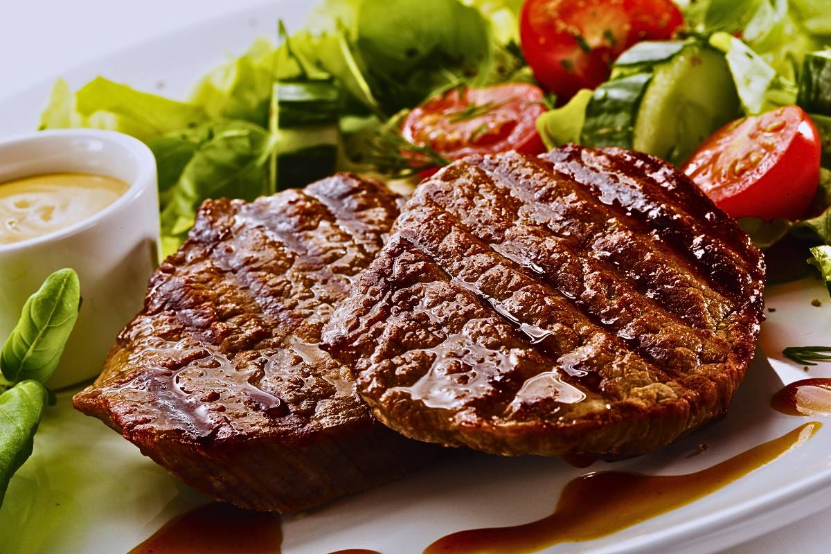 Bife com Salada de Alface e Pepino: Veja como é fácil!