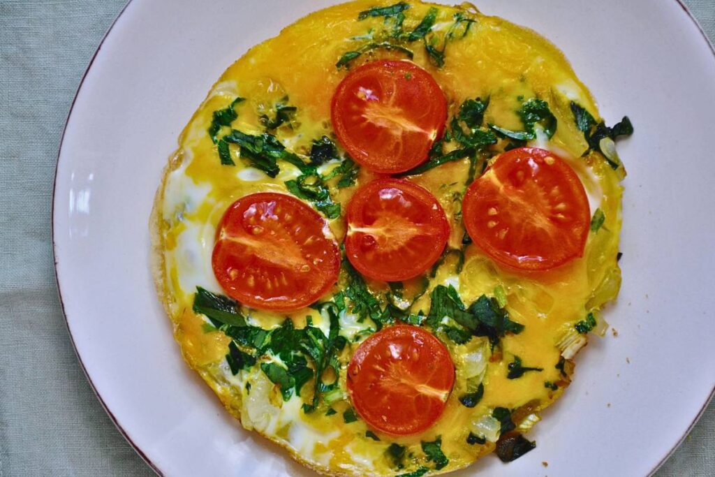Esta omelete com espinafre e tomate é uma opção incrível! Perfeita para uma refeição equilibrada! 
