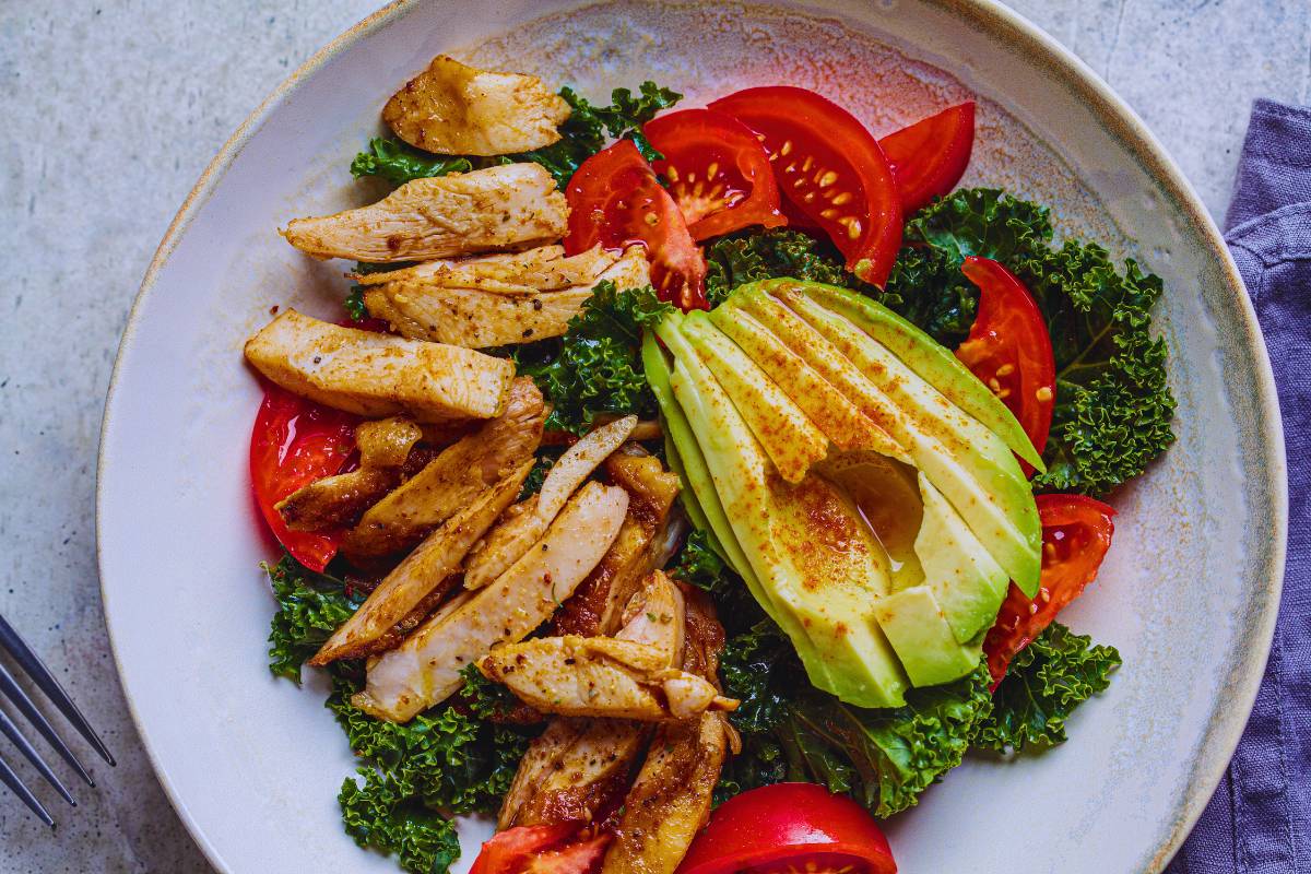 Frango com Abacate e Tomate: Uma Salada Rica e Saborosa!