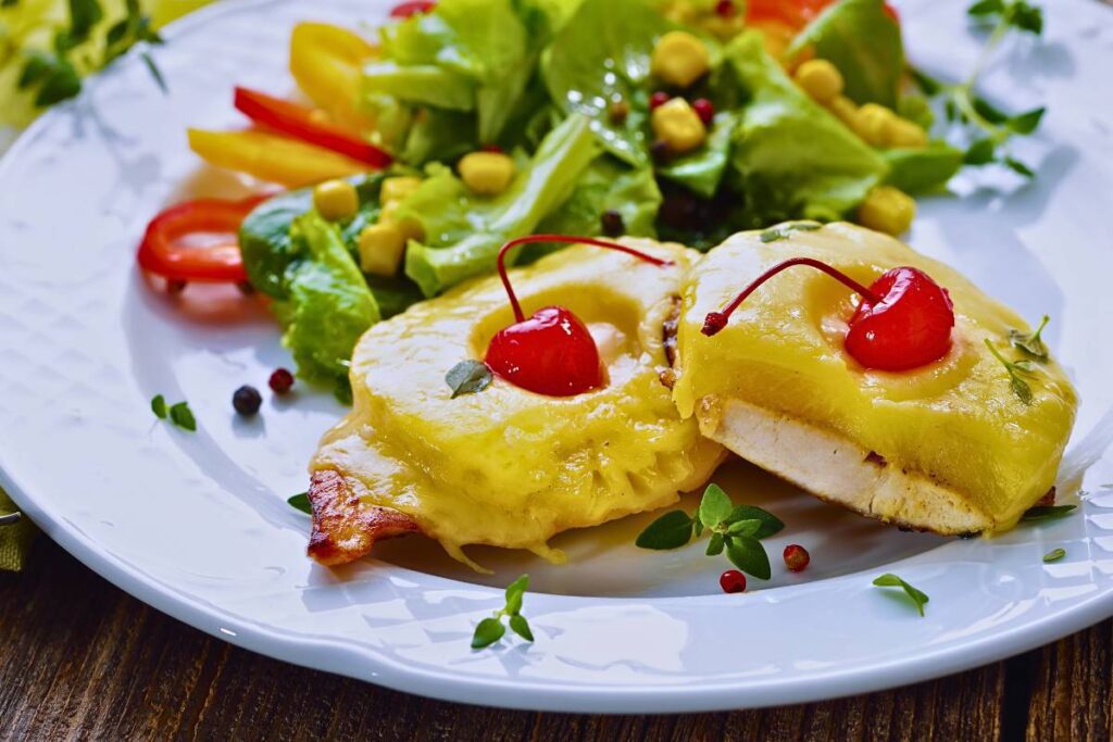 Faça agora, esta salada de frango com abacaxi e nozes! Uma opção incrível que combina a suculência do frango com a doçura do abacaxi, a crocância das nozes e o frescor das ervas.